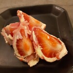 酒場スタンド ウオマル - 苺とクリームチーズの生ハム包み
