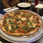 Gino's East - そしてこうなる。スピナッチ・マルゲリータ。…というわりにバジルの葉が強くてホーレン草は「あんまり」感じない。