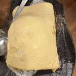 日本栄光酒場 ロッキーカナイ - 明太だし巻きたまご、中にたくさん明太子とゆで卵丸々1つ入り