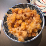 Tempura Tsukune Jima - 「掻き揚げ」……御飯を御代はりして、御飯に乘せて、卓上の天つゆをかけて、掻き揚げ丼として頂きます。〆の丼を自作すると云ふ訣です。