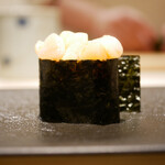 島津 - ◇小柱軍艦（野付）
      海苔の青みが小柱のミネラルに共鳴するかのように、食感はおいしさで溢れる。
