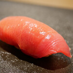 島津 - 醤油と混ざっていくミルキーな旨味が温かなシャリによって降りてくると、立ち昇る酸味と極上に交わる！香りとほのかに感じる鉄のバランスがシャリと良く合います。