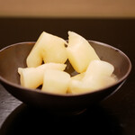 島津 - ○ガリ
      ほろりと瑞々しく崩れていき、優しい酸味を届ける。潤いでリセットさせる旨いガリ。