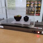 丼 万次郎 - こうやって目の前に運ばれてくる