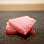 島津 - 若い鮪らしいあぶらに乗せて甘みと香りが広がり、塩が弾むように旨みを膨らませる美味しいメジ！