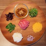 燒肉Ushigoro 新宿三丁目店 - 搭配多種調味料的異國風味和牛生肉塔塔