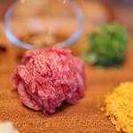燒肉Ushigoro 新宿三丁目店 - 我們使用的是內腿肉