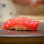 島津 - ◇赤身（佐渡）
      抵抗なく舌に馴染む酸味。そのまま真っすぐに旨味をダイレクトに届ける！ こちらもシャリと相性の高さが光る素晴らしい握り。