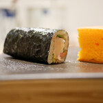 島津 - ◇ひもきゅう巻き
      胡麻の風味が寄り添うように、きゅうりが瑞々しさを、赤貝のひもが旨味をつくる。