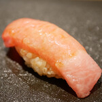 島津 - あぶらの多さ、乗せた醤油のコクで口を瞬時に包み込むような旨味へと変貌！ いつまでも寄り添う余韻が堪らない。