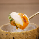 島津 - 透明ながらしっかり伝わる旨みの白子。ほんの少しのシャリが食感で旨みを持続させ、味を引き立てる！
      葱の青みが絶妙に美味しい！