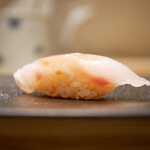 島津 - ◇白甘鯛（天草）
      釣りの神経〆。
      ねっとりと馴染んで、すぐに見つける身の旨味。包み込むように早期にシャリが酸味を立て、噛めば噛むほどに旨味と甘みを増幅させる！
      いきなり美味い！