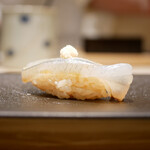 島津 - ◇サヨリ（船橋）
      透明感あふれる江戸前モノ。
      酢で洗った昔のサヨリを表現し、生姜の香りで誤魔化さずに身の美味しさを後味まで届けます。