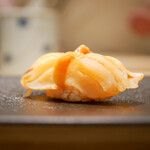 島津 - ◇赤貝（山口）
      ザクザクとした食感からみずみずしく広げるミネラル感。 シャリの酸味が心地よく膨らんでいくと、身のおいしさをしっかり引き立てる！