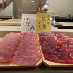 島津 - 本日の鮪は赤身、中トロ、大中、大トロの4種類。
      一番左の大トロだけは塩竈。