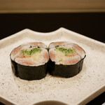 島津 - ◆鰯巻物（銚子）
      酢〆した鰯をシャリ無しで巻物に。