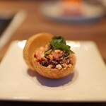 燒肉Ushigoro 新宿三丁目店 - 風味獨特的和牛生肉塔塔。已完成裝盤