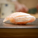 島津 - ◇春子鯛（大分）
      ふわふわとした口当たりからムチムチと踏み込む食感、表面の塩気が全体に降りていき、咀嚼から引き出される甘みと融合させ、透明感のある旨味を形成！
      水分量を抑えた旨味は格別！