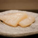 島津 - しっとり口へと馴染み、そのしなやかさに甘みが響く。ひと噛みで美味い！と思わせる食感に山葵を粋に合わせる。