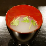 島津 - ●しじみのお椀
      柚子が後味香りを添えて、島津にひとときの落ち着きを与える。