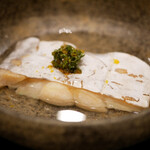 島津 - 綺麗な旨味のお出汁に浮かぶほろほろとした太刀魚。膨らむ身の旨味がお出汁とが真っ直ぐな旨さとして一体になり、美味しさに温まるアイドリング。