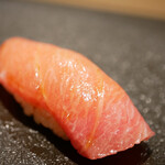 島津 - 見るからに素晴らしい霜降り。 軽い圧だけで溢れ出すミルキーさと香りが押し寄せ、後味と余韻高さに酔いしれる。 油分から舌に伝わる旨味はもう極上！