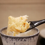 島津 - スプーンでひとすくいすると驚くほどにほぼ蟹！ 熱気から生姜の香りを絶妙に調和させていき、ガッツリ沈む蟹の繊維の甘みにお出汁の旨味が融合して着地するおいしさ！