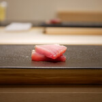 島津 - ◆メジマグロ（山口 仙崎）
      香りを楽しむには最初は塩わさびで頂きます。