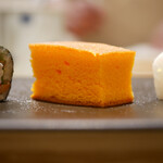 島津 - ◇玉子
      鶏卵が濃い卵の玉子焼き。濃厚で一気に纏まるコクのある旨味。