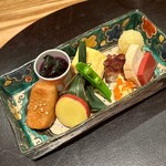 もちづき - 八寸〜金時草　だし巻き玉子　ハリハリ　タコの柔らか煮　チーズ豆腐の味噌漬け　クリームチーズと干し柿　赤蒟蒻　スナップエンドウ　柚子味噌入り麩饅頭　薩摩芋のレモン煮　粟麩の照り焼き