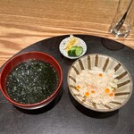 もちづき - イクラとズワイ蟹の土鍋ご飯　アオサのみそ汁　香の物