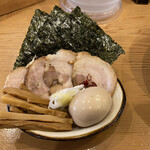 中華そば 笑歩 - 特製トッピング。チャーシューは向かいの肉屋さんからの仕入れで、これが美味い