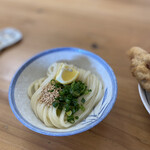 山神うどん - 角のある細麺
            よく締まって弾力も喉越しもサイコー