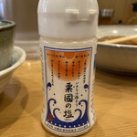 中華そば 笑歩 - 多賀野と同じ粟国の塩。先ずは麺に直接この塩を振って一口目を頂く