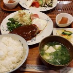 ハングリーボックスユキ - 今日のランチメニュー(ハンバーグとハムエッグ)