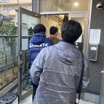 ヌードル＆スパイスカレー 今日の1番 - 外観　朝06:30 開店2分前に並び待ち客は10名