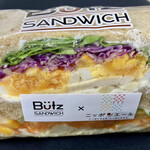 ブッツ サンドウィッチ - クリームサンド&チキン　明るい黄色食材が多く目を惹きます