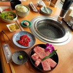 肉屋直営 焼肉 但馬屋 - 2023年3月3日(金) 但馬屋さん　厳選カルビ3種盛り御膳·サラダ·キムチ·もやし·スープ·ライス·ドリンク付き