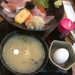 Kakureizakaya Uotatsu - 海鮮丼は丼が大きいです。