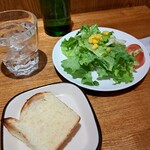 IL VENTO - ランチセットのパンとサラダ。