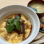 かつえ - 肝玉丼と鶏団子のスープ