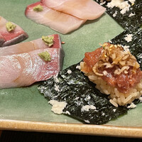 新宿御苑前 鮨らぼ  - 18日間熟成の鰤 鮪ユッケ、錦胡麻、燻りガッコ、山わさび