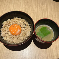 厳選焼鳥 一石三鳥 本店 - そぼろ丼780円、鶏スープ400円