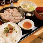 豚ステーキ 1010 - 豚ステーキ定食(梅じゃこ)