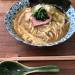 ラーメン イッケン - 3月限定麺豚骨醤油らーめん。900円税込。温められたレンゲに心遣いを感じます。