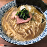 ラーメン イッケン - 啜り具合抜群の長めの中太麺がもちもちでスープにあう！