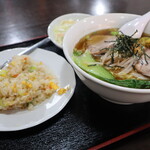 華龍飯店 - ランチの醤油ラーメン＋半炒飯セット