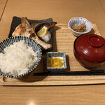 釣宿酒場 マヅメ  - 焼き魚2種定食(880円)