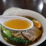華龍飯店 - 醤油ラーメンのスープ