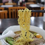 華龍飯店 - 醤油ラーメンの麺